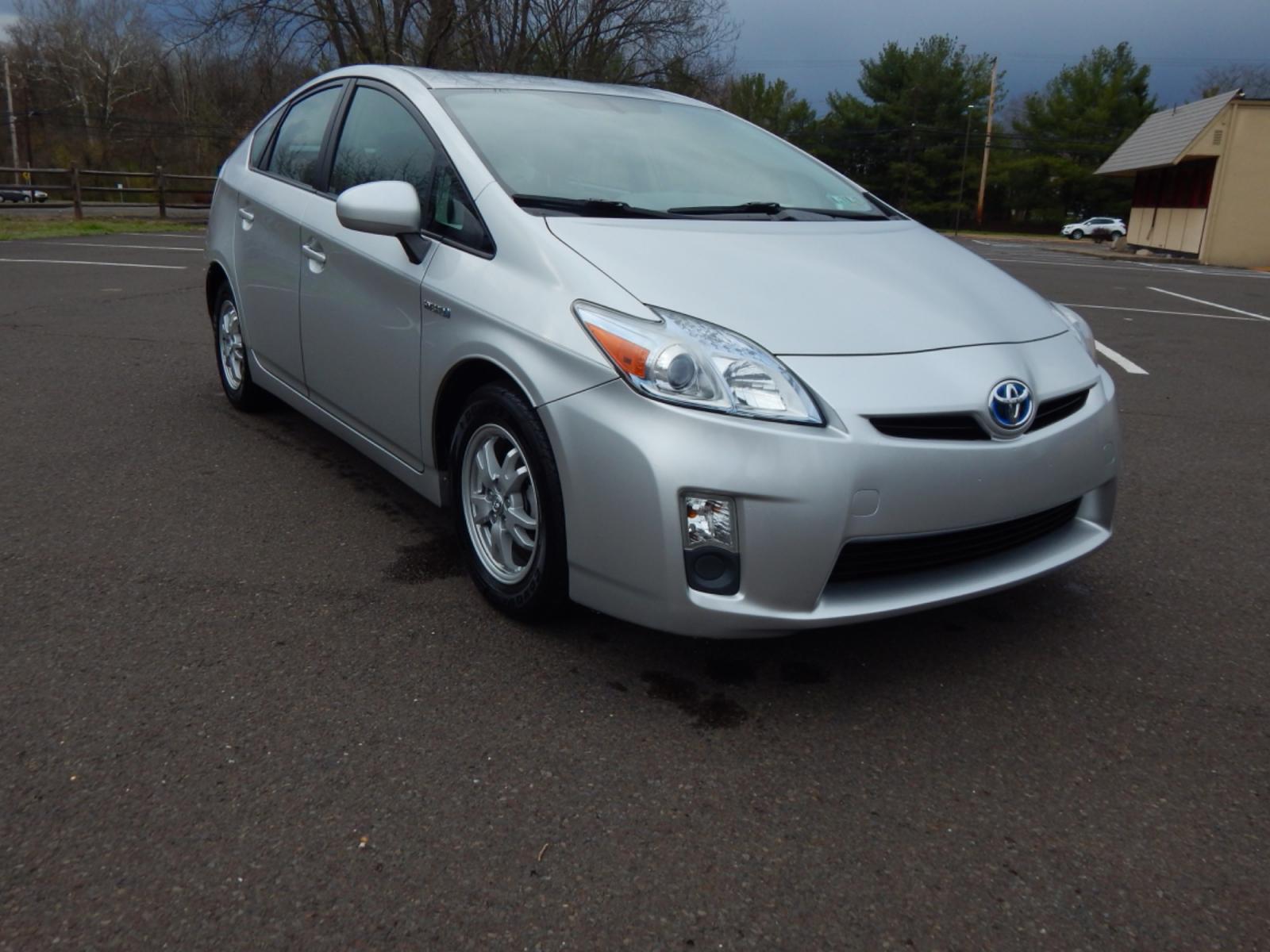 2010 Silver /Gray Leather Toyota Prius IV (JTDKN3DU1A0) with an 1.8 liter 4cyl hybrid engine, CVT Automatic transmission, located at 6528 Lower York Road, New Hope, PA, 18938, (215) 862-9555, 40.358707, -74.977882 - Here for sale is a 2010 Toyota Prius 4 hatchback. Under the hood is a strong running 1.8 liter 4 cylinder hybrid engine which puts power to the front wheels via a smooth transmission. Features include; Gray leather interior, keyless entry, 2 master keys, cruise control, tilt steering wheel, cold A - Photo #3